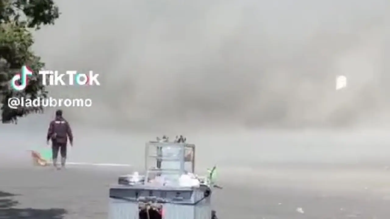 Pusaran angin mirip tornado melanda lautan pasir kawasan Bromo. (Istimewa)