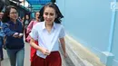 Selebritas Tanah Air dituntut bergaya penampilan kece saat menghibur. Seperti memakai seragam SD yang disesuaikan dengan segmen acara. Hal itulah yang dilakukan juga oleh Ayu Ting Ting saat memakai seragam SD ketika jadi host suatu acara. (Liputan6.com/Herman Zakharia)