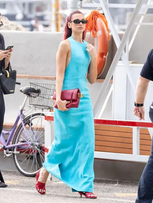 Dua Lipa memilih salah satu desain dari koleksi terbaru Jacquemus. Sebuah gaun sifon aquamarine dengan garis leher tinggi dan punggung terbungkus. [Foto: Instagram/dlipaturkiye]