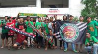 Suporter Persija, Persebaya, dan Sriwijaya FC mulai memenuhi Stadion Manahan, Solo, jelang babak 8 besar Piala Presiden 2018. (Bola.com/Ronald Seger Prabowo)