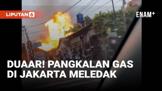 Ledakan pangkalan gas di kawasan Pondok Kelapa Jakarta terekam kamera warga. Kobaran api membumbung tinggi membuat panik warga yang ada di sekitar lokasi kejadian.