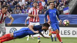 Striker Prancis, Olivier Giroud, melesatkan bola dengan tandukan kepala ke arah gawang Paraguay pada laga uji coba di Stadion Roazhon Park, Rennes (02/06/17). Prancis menang 5-0. (EPA/Julien De Rosa)