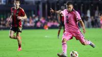 Jordi Alba #18 dari Inter Miami berusaha menendang bola melawan Atlanta United selama babak kedua playoff Piala MLS Audi 2024 di Chase Stadium, Minggu WIB (10/101/2024), di Fort Lauderdale, Florida. (Megan Briggs/Getty Images via AFP)