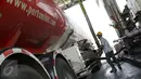 Petugas  mengisikan distribusi BBM ke tangki kendaraan di Terminal Bahan Bakar Minyak (TBBM) Plumpang Jakarta,(21/5). TBBM Plumpang merupakan distributor minyak satu-satunya yang meliputi kawasan Jabodetabek dan sukabumi. (Liputan6.com/Helmi Afandi)