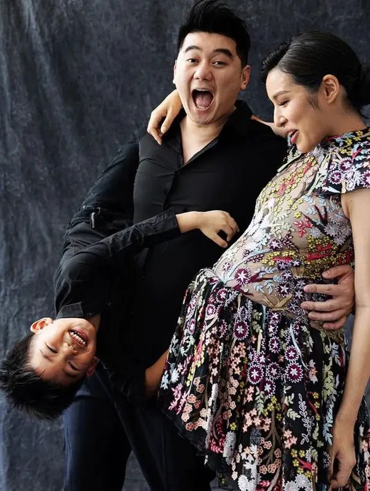 <p>Ia mengenakan gaun dengan potongan unik. Bahkan, kemewahan detail menjadikan gaunnya semakin menawan. [Foto: Instagram/ tiffanysoetanto]</p>