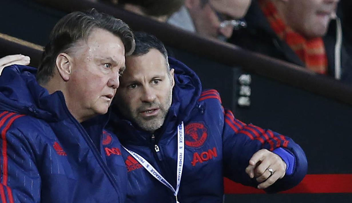 Pelatih MU, Louis van Gaal, berdiskusi dengan asistennya Ryan Giggs saat melawan West Ham pada laga Liga Premier Inggris di Stadion Old Trafford, Inggris, Sabtu (5/12/2015). (Reuters/Andrew Yates)