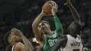 Pemain Boston Celtics, Jayson Tatum (tengah) berusaha melewati adangan dua pemain Bukcs pada laga NBA di basketball game di Milwaukee, (26/10/2017). Boston menang 96-89. (AP/Tom Lynn)