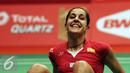 Pebulutangkis Spanyol, Carolina Marin tersenyum usai menyelesaikan laga melawan Saina Nehwal (India) di final BWF World Championships 2015 di Jakarta, Minggu (16/8/2015). Carolina unggul 21-16. 21-19. (Liputan6.com/Helmi Fithriansyah)