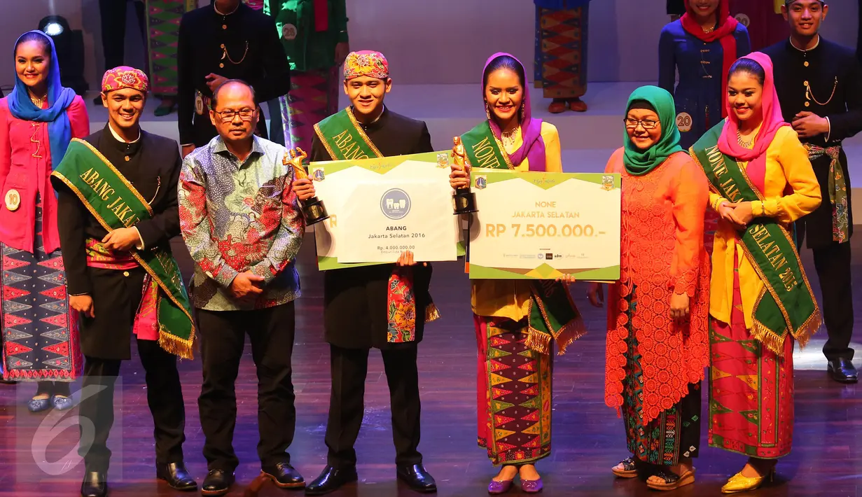Pemenang Abang None Jakarta Selatan 2016, Dony Febriansyah dan Syarifa Nadira Putri saat menerima hadiah di Jakarta, (20/5). Acara tersebut dihadiri juga oleh Wakil Wali Kota Jakarta Selatan, Irmansyah. (Liputan6.com/Angga Yuniar)