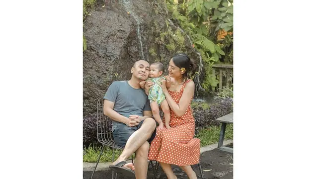 Hamil Anak Kedua, Ini 6 Momen Keharmonisan Keluarga Kecil Raditya Dika