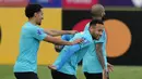 Pemain Brasil Neymar (tengah) dan Marquinhos (kiri) saat sesi latihan di pusat pelatihan Granja Comary, Teresopolis, Brasil, 23 Maret 2022. Brasil akan menghadapi Chile pada pertandingan sepak bola kualifikasi Piala Dunia 2022 di Rio de Janeiro. (AP Photo/Silvia Izquierdo)