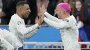 Penyerang timnas Antoine Griezmann (kanan) berselebrasi dengan Kylian Mbappe setelah mencetak gol pembuka ke gawang Belanda dalam matchday pertama Grup B kualifikasi Piala Eropa 2024 di Stade de France, Sabtu (25/3/2023) dini hari WIB. (AP Photo/Christophe Ena)