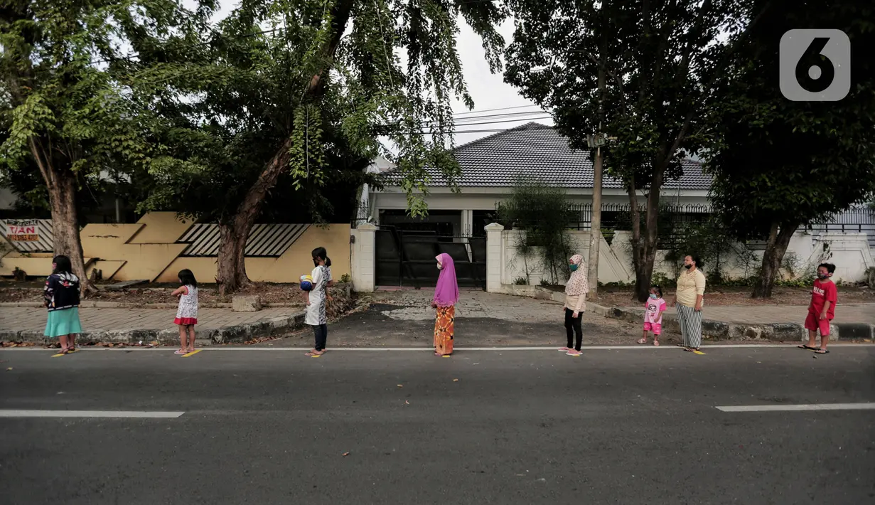Warga menerapkan jaga jarak aman saat antre untuk mendapatkan takjil di Jalan Cempaka Putih Raya, Jakarta, Senin (11/5/2020). Setiap hari selama Ramadan, masyarakat sekitar membagikan 350 takjil kepada warga kurang mampu dan terdampak virus corona COVID-19. (Liputan6.com/Johan Tallo)