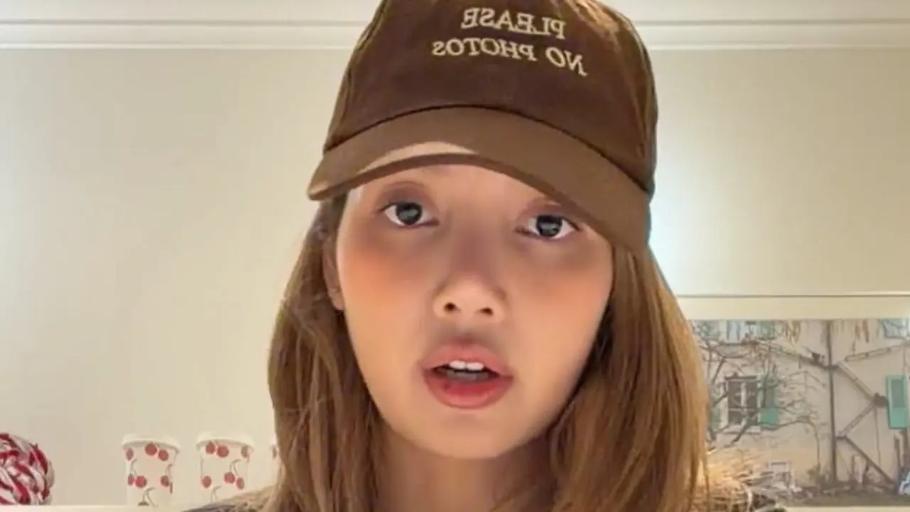 Lisa BLACKPINK saat bermain Tamagotchi. [@lalalalisa_m]
