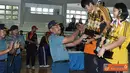 Citizen6, Surabaya: Penyerahan Piala kepada juara pertama Volley putri dilakukan oleh Dankobangdikal Laksda TNI Sadima, di GOR Wijaya Kusuma Bumimoro, Surabaya. (Pengirim: Penkobangdikal)