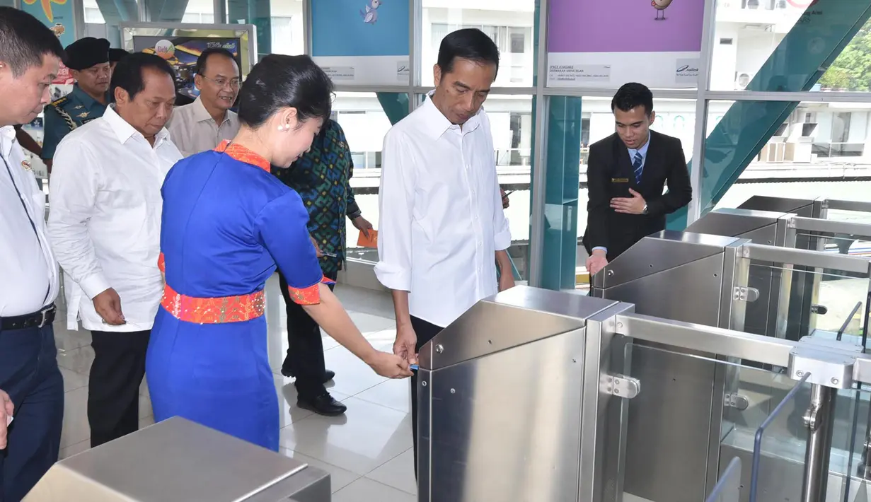 Presiden Joko Widodo melewati pintu masuk  yang berada di kawasan Bandar Udara Kualanamu, Medan (3/3). Kereta ARS ini adalah kereta pertama yang mempelopori secara efektif dari pusat kota menuju bandar udaranya secara efektif. (Setpres/Agus Suparto)