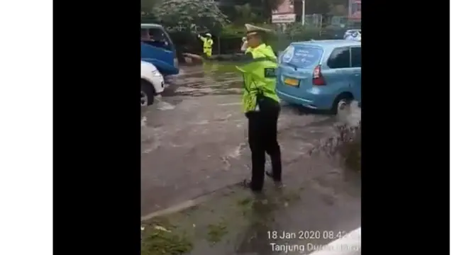 Genangan Air di Depan Mal Citraland Arah Grogol