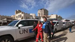 Sejak dibuka kembali pada Senin, 2 Februari 2026, sekelompok kecil pasien medis telah dievakuasi dari Gaza ke Mesir. Tampak dalam foto, para pejabat Organisasi Kesehatan Dunia (WHO) membantu evakuasi pasien Palestina dan korban luka perang untuk meninggalkan Jalur Gaza guna mendapatkan perawatan di luar negeri melalui perlintasan Rafah antara Gaza dan Mesir, di Khan Yunis, di Jalur Gaza selatan pada Selasa 3 Februari 2026. (Bashar Taleb/AFP)