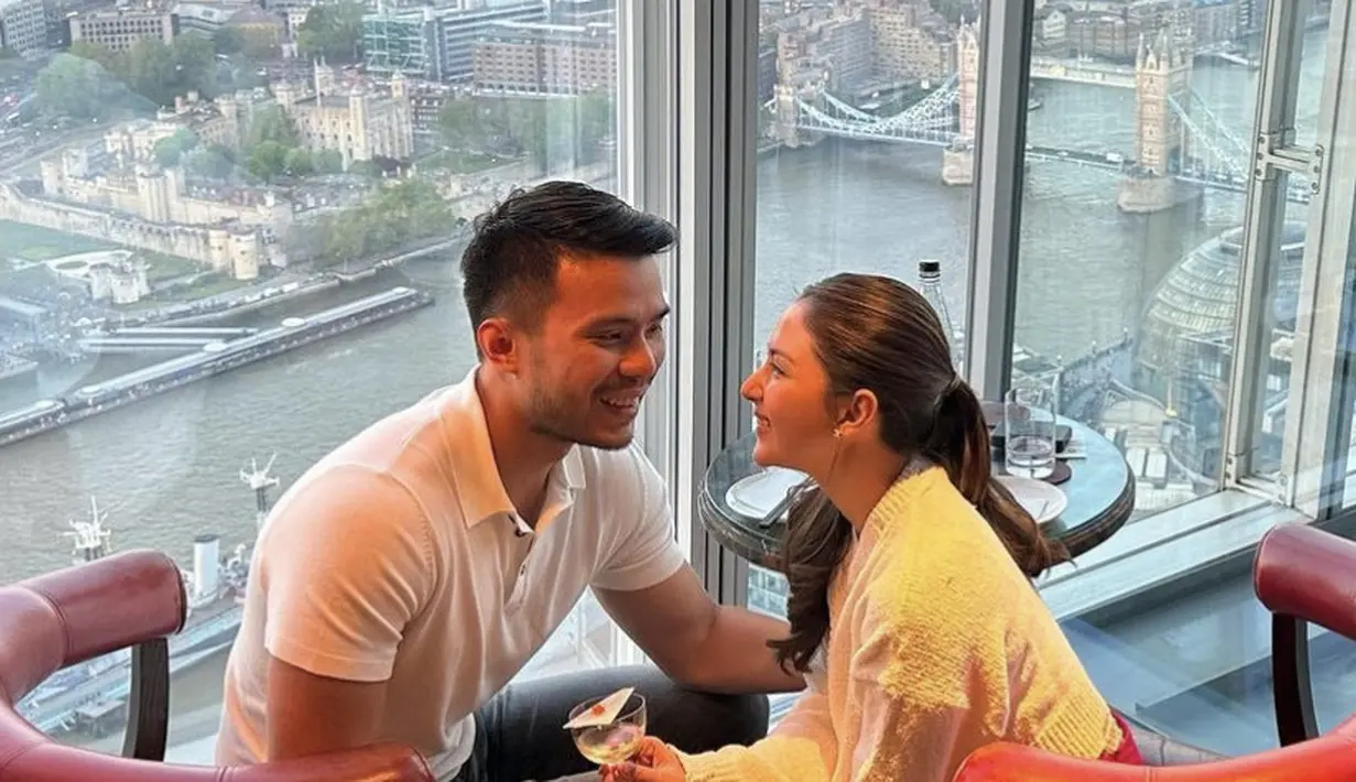 Keduanya pun tampil kompak mengenakan pakaian serba putihnya, dengan latar belakang foto pemadangan kota London yang indah. (@jscmila)