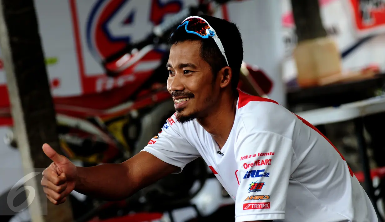 M Fadli tersenyum saat wawancara di Sentul Internasional Karting Sirkuit, Bogor, Rabu (23/2). Di dunia balap sepeda mungkin namanya belum sering terdengar, namun di dunia balap motor Indonesia siapa tak kenal M Fadli. (Liputan6.com/Helmi Fithriansyah)