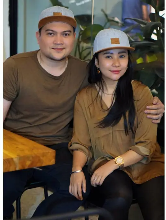 Seperti dilansir dari Kapanlagi.com, Chikita menceritakan soal kebiasaan mendengkur sang suami saat tidur. Bahkan, ia juga memeragakan suara dan gaya tidur dari Indra Aditya. (Instagram/chikitameidy)