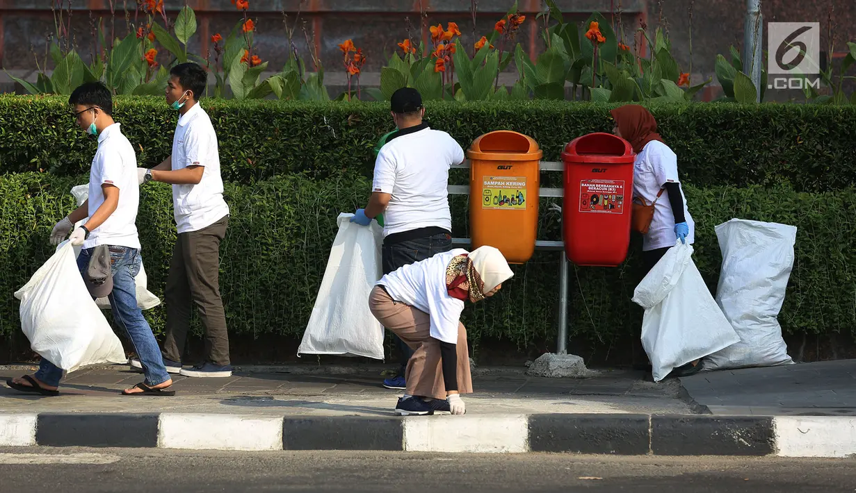 Berbagai relawan dan komunitas mengambil sampah plastik pada program World Cleanup Day di Kawasan Bundaran HI, Jakarta, Sabtu (15/9). World Clean Up Day di DKI Jakarta di targetkan 600.000 relawan di 105 titik di Jakarta. (Merdeka.com/Imam Buhori)