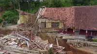 Satu bangunan Sekolah Dasar rusak akibat bencana gerakan tanah yang terjadi di Kecamatan Rongga, Bandung Barat. (dok. istimewa)