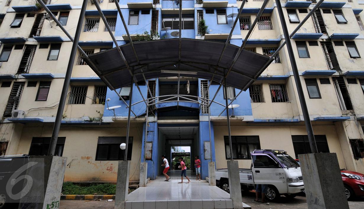 Anak-anak bermain di Rusun Tanah Abang, Jakarta, Senin (4/1/2016). Tahun 2016 Pemprov DKI Jakarta akan membangun 50 rusun bagi warga yang terkena dampak program normalisasi sungai  (Liputan6.com/Johan Tallo)