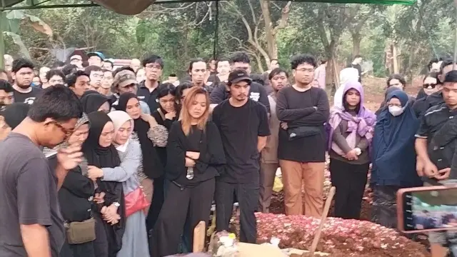 Prosesi pemakaman Gustiwiw di TPU Jati Sari Bekasi, penuh isak tangis keluarga dan kerabat