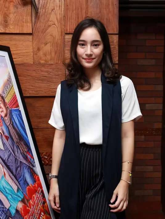 Totalitas Tatjana Saphira dalam berakting di cuaca yang kurang mendukung tersebut pun mendapat acungan jempol dari lawan mainnya, Arifin Putra. Ia senang melihat Tatjana yang tidak mengeluh meski kedinginan. (Deki Prayoga/Bintang.com)