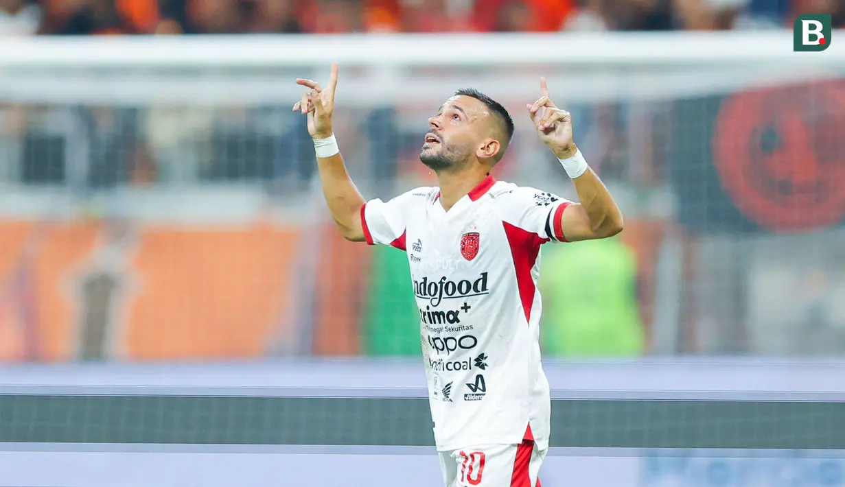 Pemain Bali United, Mirza Mustafic, melakukan selebrasi setelah mencetak gol ke gawang Persija Jakarta dalam lanjutan BRI Super League 2025/2026 di Jakarta International Stadium (JIS), Minggu (14/9/2025) malam WIB. (Bola.com/M Iqbal Ichsan)