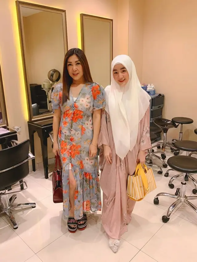 Berbeda Keyakinan, Ini 6 Potret Kebersamaan Larissa Chou dan Ibunda