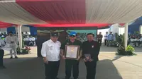 Menteri Pekerjaan Umum dan Perumahan Rakyat (PUPR) Basuki Hadimuljono menerima penghargaan dari Museum Rekor Dunia Indonesia (Muri) terkait pemberian [sertifikasi tenaga kerja]kontruksi terbanyak. (Liputan6.com/Achmad Dwi A)