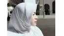 Nikita Mirzani tak melewatkan kesempatan untuk selfie. Aktris 29 tahu itu menutup semua aurat dengan busana hijab. (instagram.com/nikitamirzanimawardi)