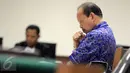 Terdakwa kasus suap Kementerian ESDM dan SKK Migas Sutan Bhatoegana mendengarkan surat penolakan jadi saksi yang dibacakan oleh JPU dari Komisioner KPK dalam sidang lanjutan di Pengadilan Tipikor, Jakarta, Kamis (9/7/2015). (Liputan6.com/Helmi Afandi)