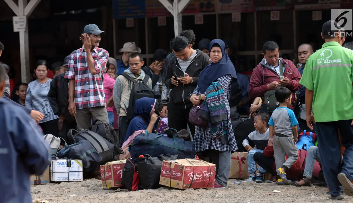 Calon penumpang menunggu bus antar kota antar provinsi di Terminal Bus Bayangan Lebak Bulus, Jakarta, Sabtu (9/6). Rata-rata calon pemudik akan berangkat menuju daerah disekitar Jawa Tengah dan Jawa Timur. (Liputan6.com/Helmi Fithriansyah)