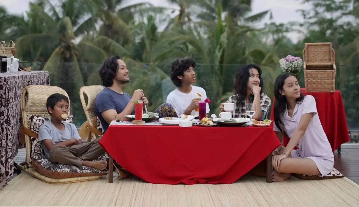 Memiliki nuansa yang masih asri, bersama keluarga bisa menikmati makan bareng dengan melihat pemandangan yang masih hijau dengan hawa yang sejuk. Dalam momen ini terlihat Dwi Sasono bersama Widi Mulia santai menikmati waktu bersama keluarga. (Liputan6.com/IG/@dwisasono)