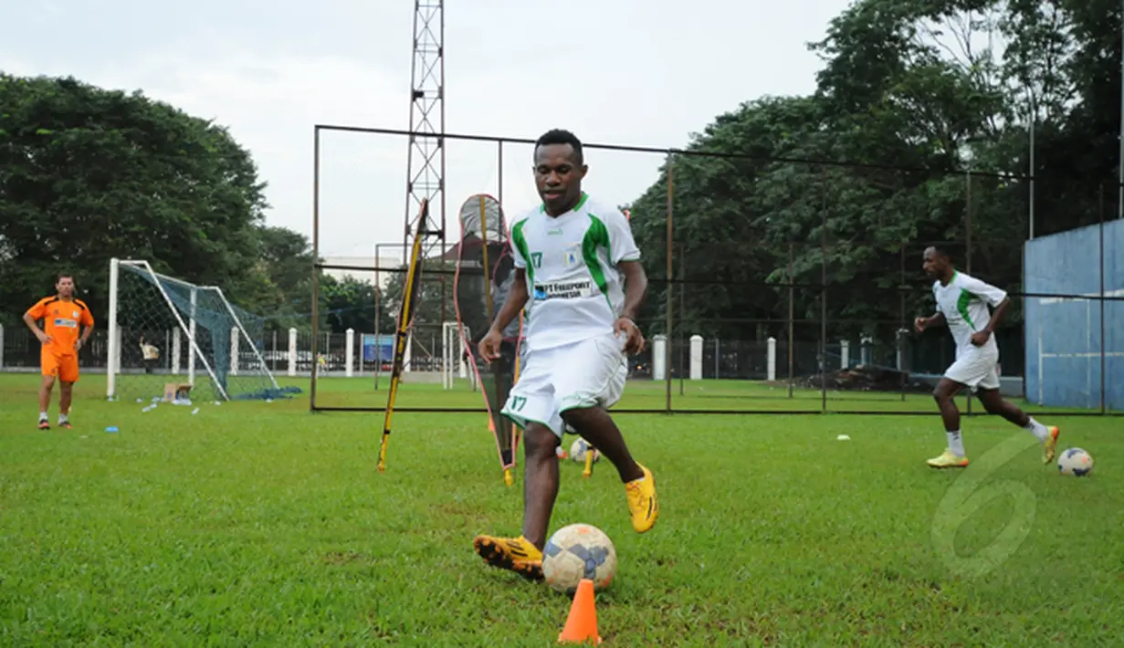 Penyerang Persipura Jayapura, Yohanes Ferinando Pahabol saat melakukan sesi latihan di Lapangan C Senayan, Jakarta, Senin (16/2/2015). (Liputan6.com/Helmi Fithriansyah)