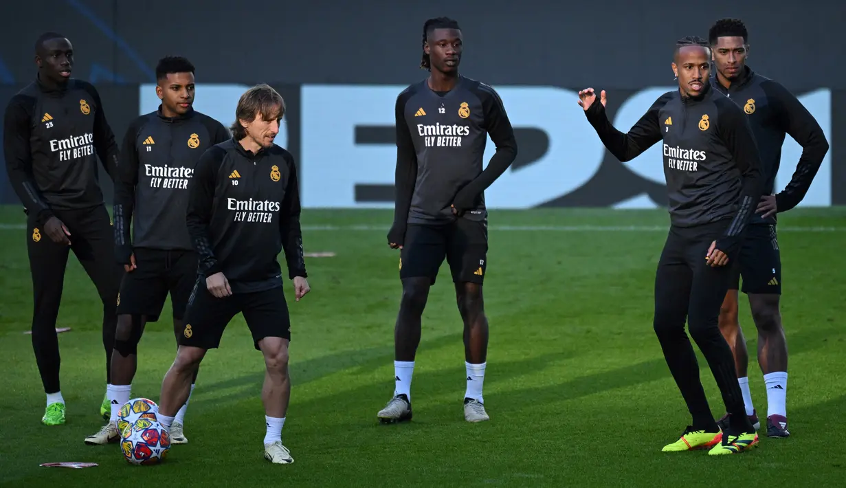 Dikutip dari laman resmi klub, kemarin, pelatih Real Madrid, Carlo Ancelotti, dipastikan bakal menurunkan skuad terbaik di laga nanti. (Oli SCARFF / AFP)