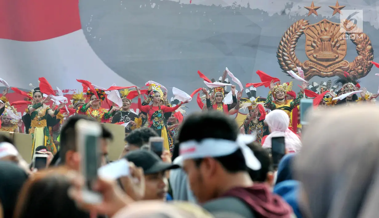 Tarian tradisional memeriahkan Festival Damai Millenial Road Safety di kawasan Monumen Nasional (Monas), Jakarta, Minggu (23/6/2019). Festival ini juga dimeriahkan oleh berbagai atraksi dan pertunjukan musik artis Tanah Air. (merdeka.com/Iqbal Nugroho)