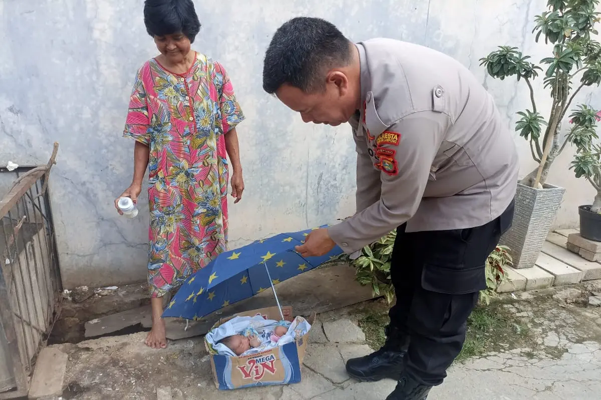 Warga menemukan bayi laki-laki terbungkus selimut di dalam kardus di depan Panti Asuhan Bandar Lampung. Foto: (Istimewa).
