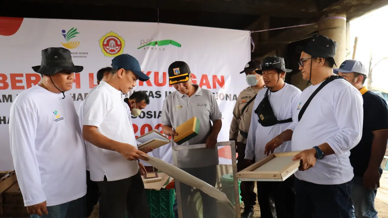 Galakkan Kesetiakawanan Sosial, Kemensos Gandeng Pemulung Cilincing Bersih Lingkungan dan Pilah Sampah