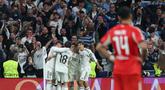 Para pemain Real Madrid merayakan gol kedua yang dicetak oleh penyerang Real Madrid asal Brasil, Vinicius Junior, selama pertandingan leg kedua babak playoff 16 besar Liga Champions 2025/2026 melawan SL Benfica di Stadion Santiago Bernabeu pada Rabu 25 Februari 2026 waktu setempat atau Kamis (26/2/2026) dini hari WIB. Real Madrid memastikan langkah ke babak 16 besar Liga Champions 2025/2026. (Thomas COEX/AFP)