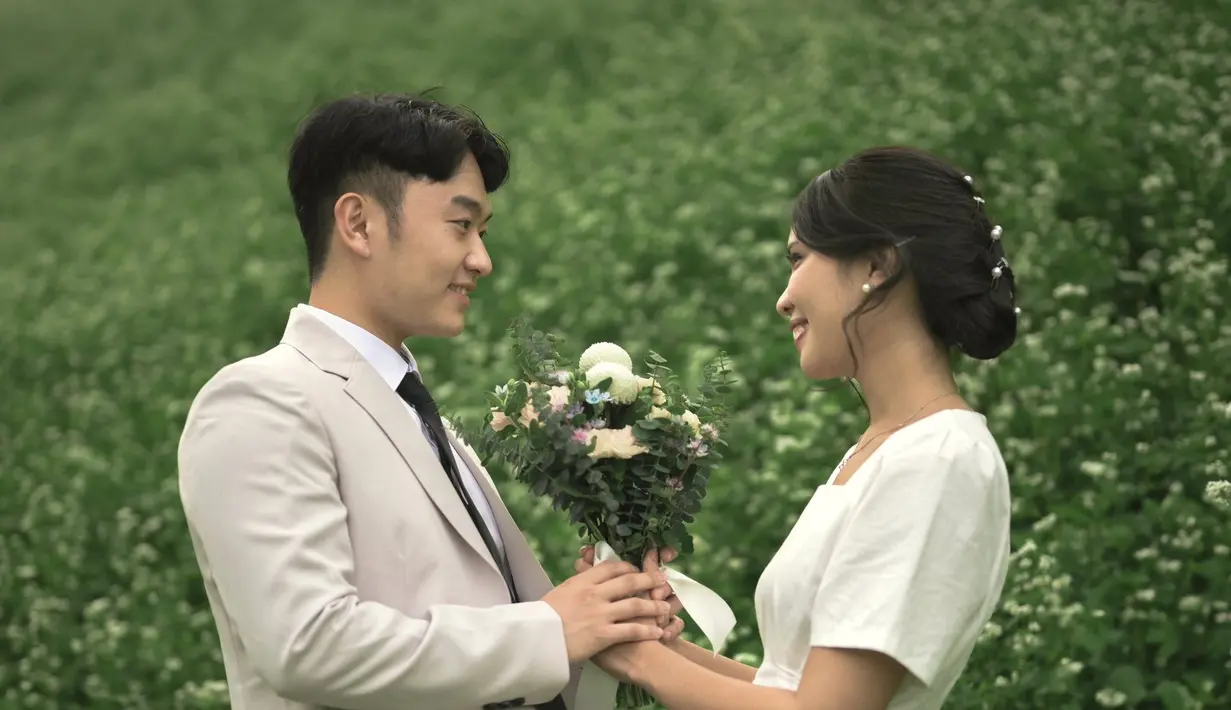 Rambut Rachell pun disanggul modern yang begitu rapi dengan poni sampingnya, dipermanis hiasan hairclip putih seperti bunga. [Twitter/@rachellyahya]