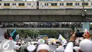 Massa aksi damai 4 November memadati jembatan penyebrangan dan sekitaran Jalan Ir. H. Juanda dekat Masjid Istqlal, Jakarta, Jumat (4/11). (Liputan6.com/Gempur M. Surya)