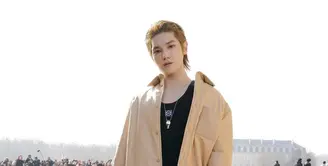 Taeyong NCT tampil bergaya streetwear memadukan leather jacket dengan black tank top dan chelsea boots. @loewe.