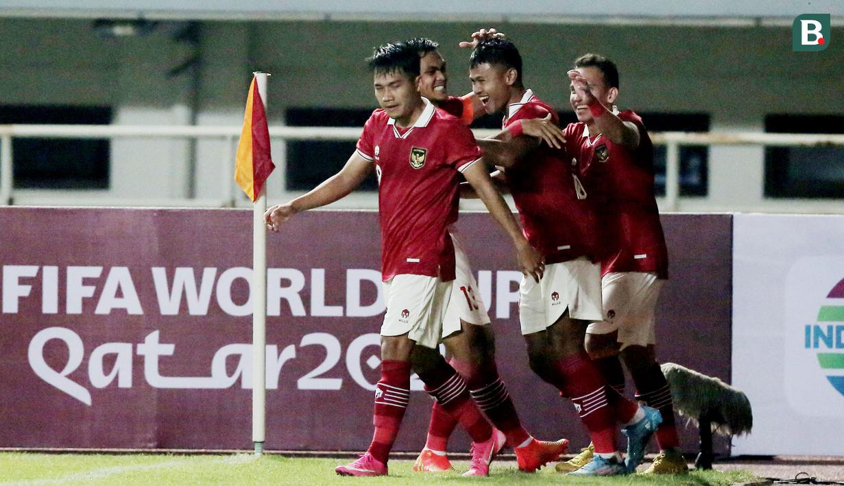 <p>Pemain Timnas Indonesia merayakan gol pertamanya yang dicetak oleh&nbsp;saat laga FIFA Match Day antara Timnas Indonesia melawan Timnas Curacao di Stadion Pakansari, Bogor, Selasa (27/09/2022). (Bola.com/Muhammad Iqbal Ichsan)</p>
