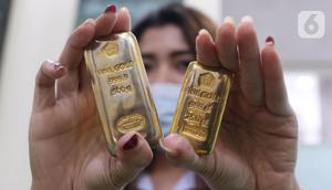 Petugas menunjukkan sampel logam mulia di Butik Emas Antam, Jakarta, Kamis, (23/7/2020). Usai cetak rekor ke posisi termahalnya di Rp 982 ribu, harga emas PT Aneka Tambang Tbk (Emas Antam) kembali turun Rp 5.000 menjadi Rp 977 ribu per gram pada perdagangan hari ini. (Liputan6.com/Angga Yuniar)