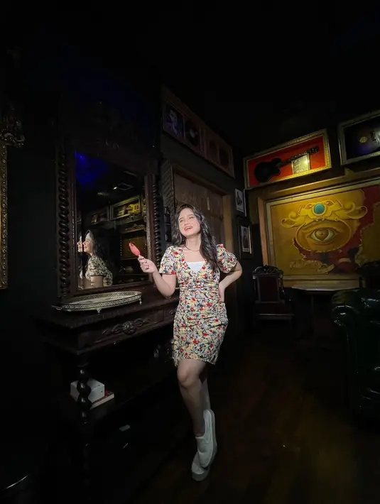 Tissa Biani berpose sambil menikmati es krim. Tissa tampil cantik mengenakan dress bermotif bunga serta memakai sepatu putih. (Instagram/tissabiani)