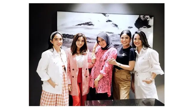 Pamer Perut Buncit, Ini 7 Potret Ussy saat Hamil Anak Kelima